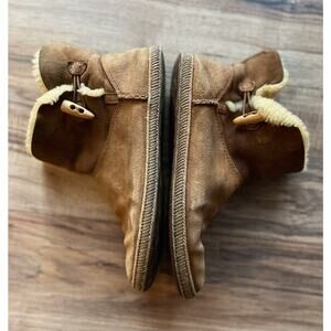 Ugg Garnet Chestnut Sheepskin Suede Ankle Boots Size 8.5 Toggle Closure Women’s